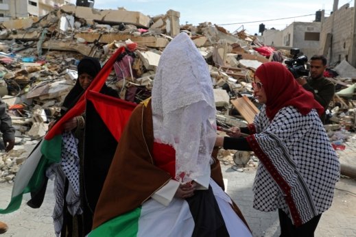 شيماء.. عروس تزف من على أنقاض منزلها المدمر وسط مدينة غزة