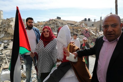 شيماء.. عروس تزف من على أنقاض منزلها المدمر وسط مدينة غزة
