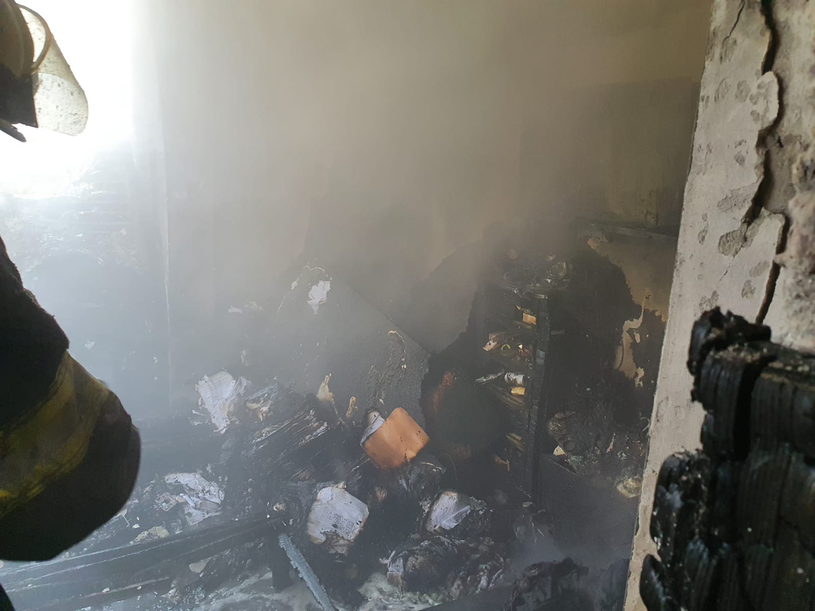  حريق داخل كراج سيارات في مدينة اللد والاطفائية تهرع للمكان