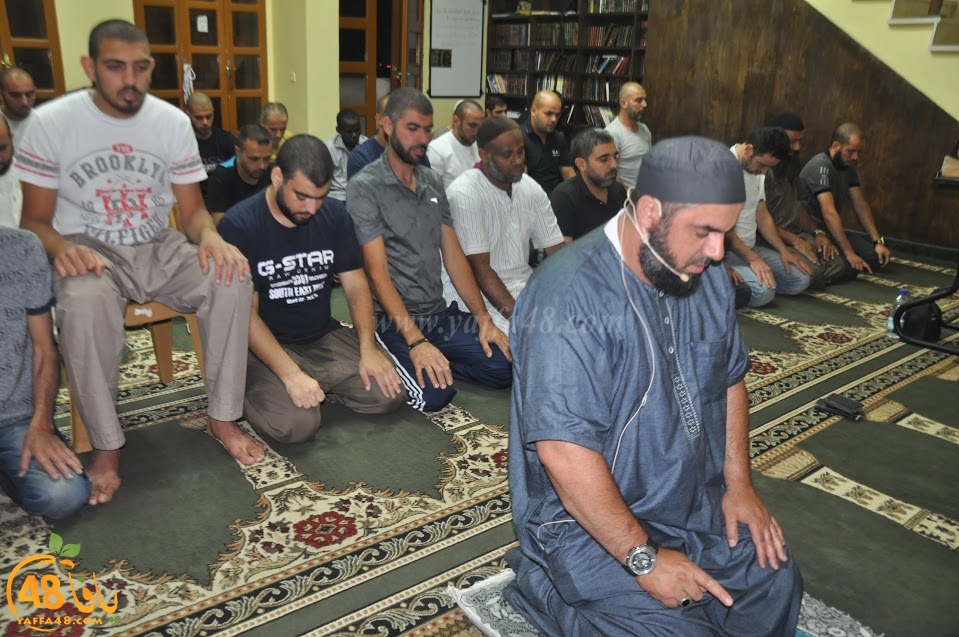 بالفيديو والصور: شعائر صلاتي العشاء والتراويح في مسجد البحر بيافا 