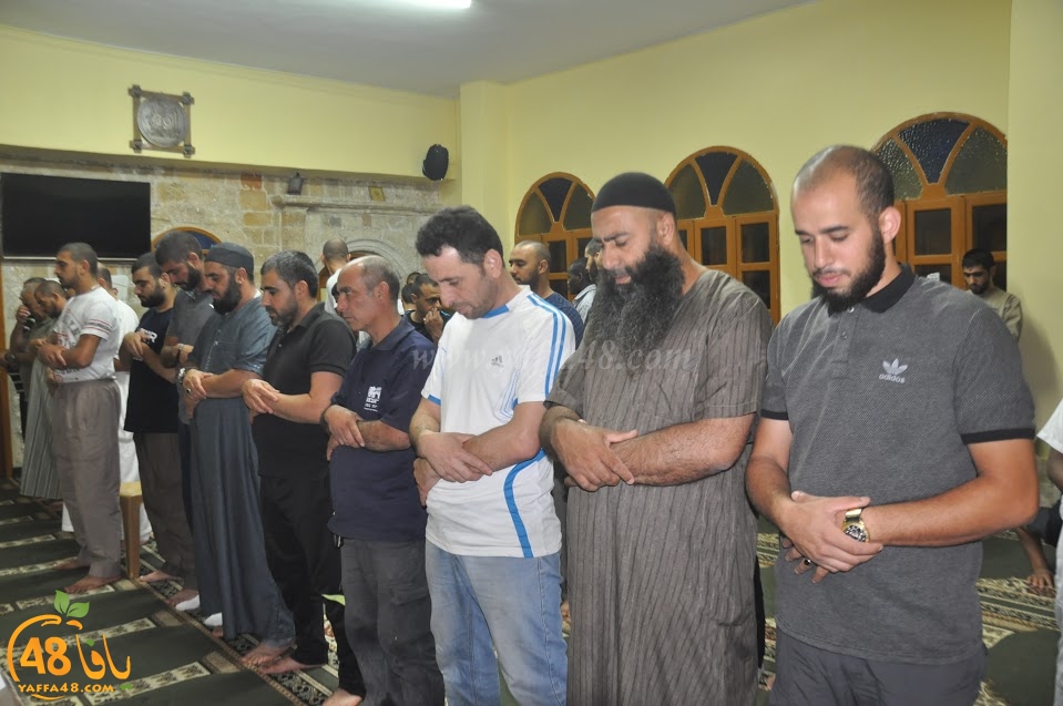 بالفيديو والصور: شعائر صلاتي العشاء والتراويح في مسجد البحر بيافا 