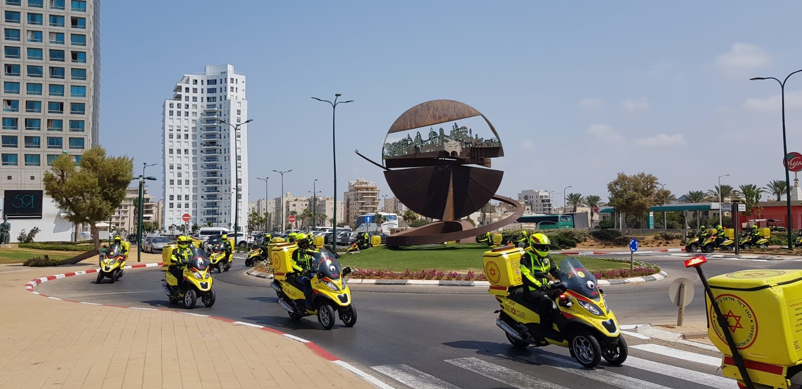 فيديو: نجمة داوود الحمراء تُنظم مسيرة لدراجات الاسعاف النارية  