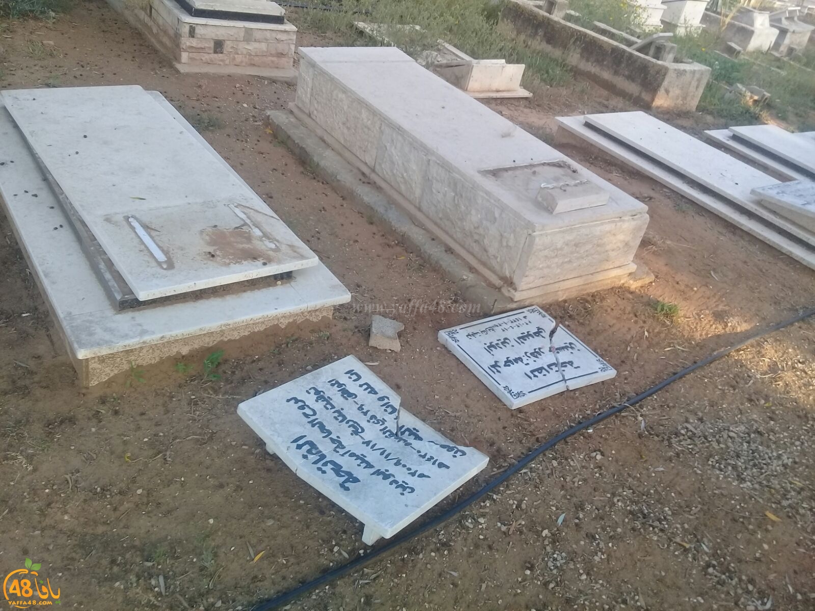 بالصور: تهشيم عدد من شواهد القبور في مقبرة طاسو 