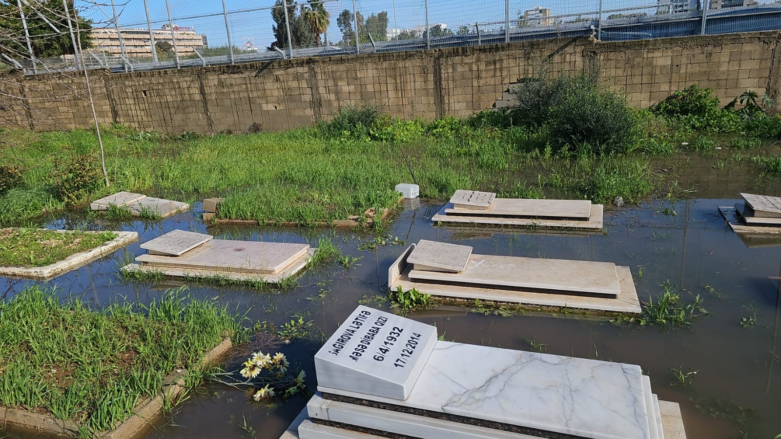 فيديو: مياه الأمطار تغمر عشرات القبور في الجهة الشرقية لمقبرة طاسو