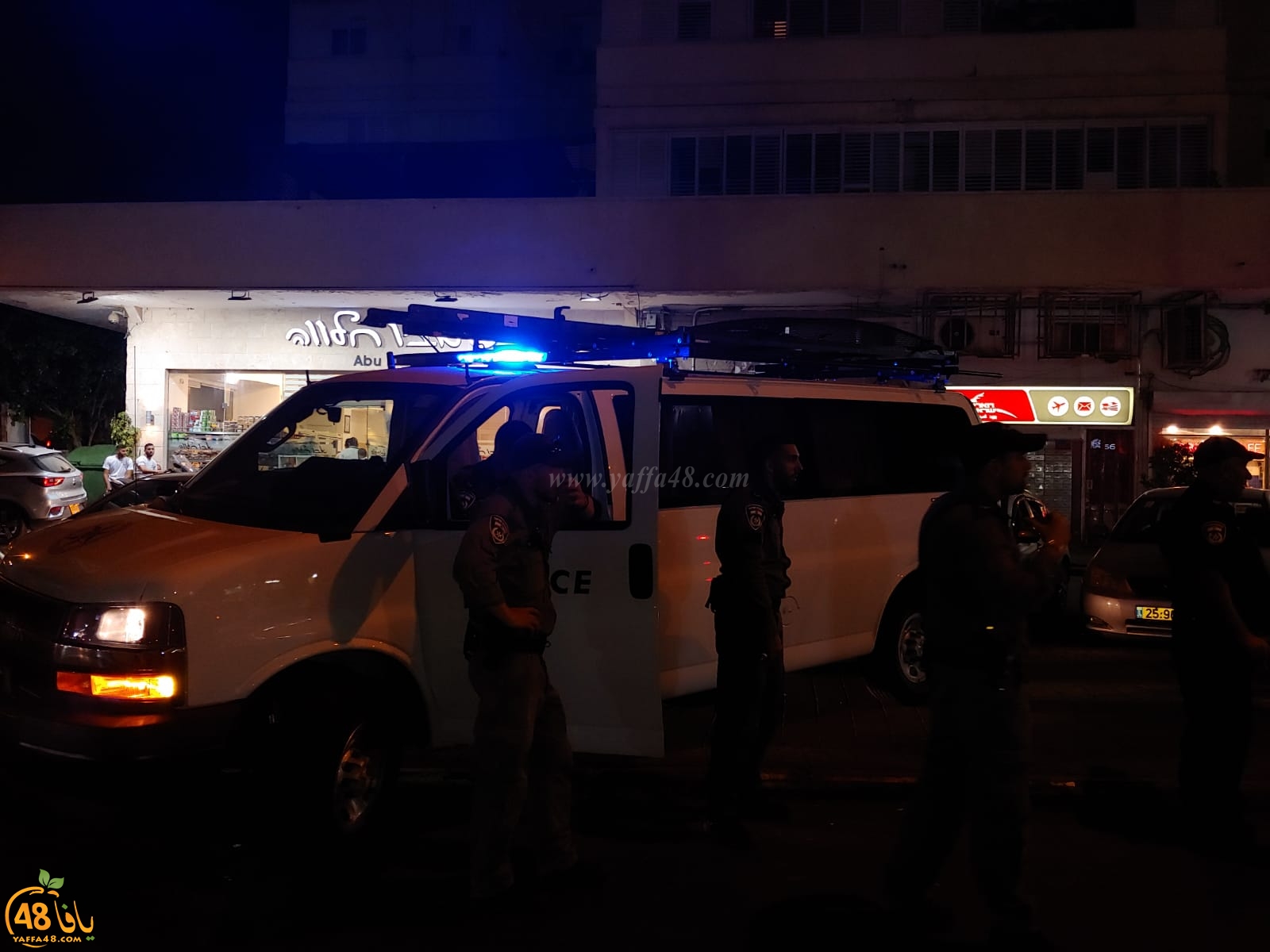 فيديو: الشرطة تنتشر بكثافة في شوارع يافا وتنصب حواجزها 