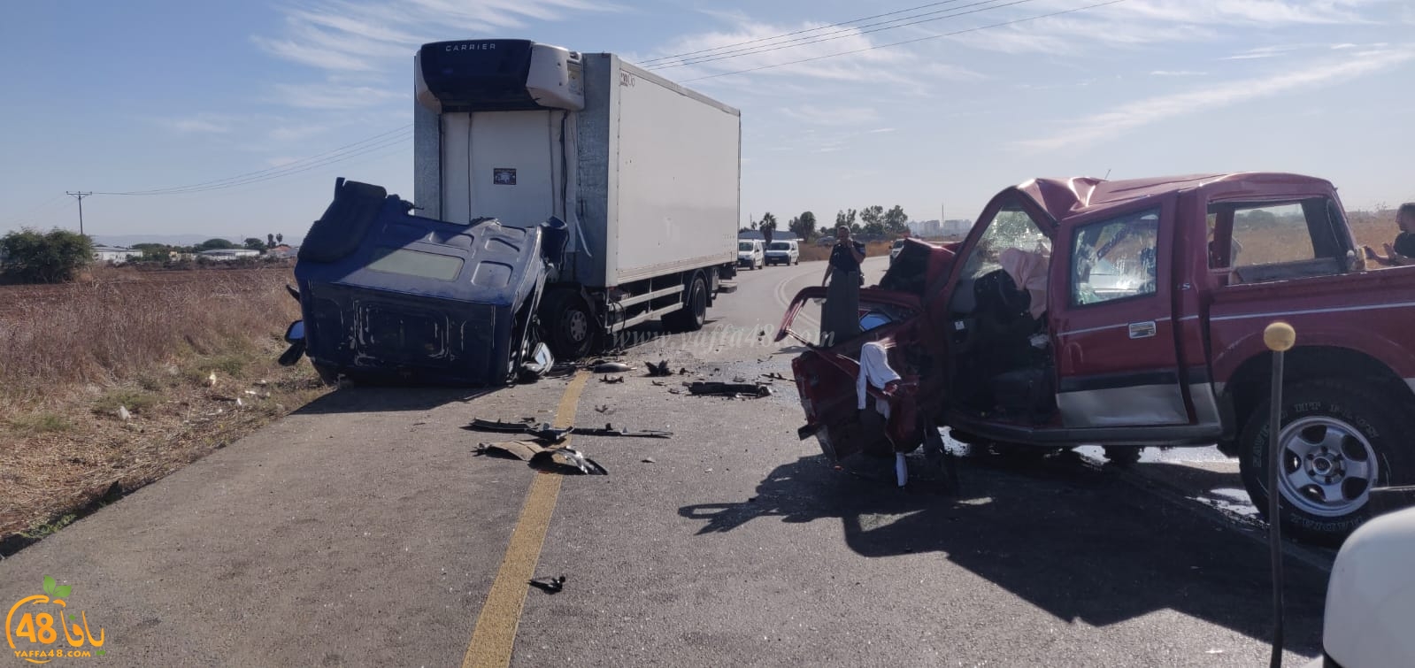 اصابتان إحداها خطرة بحادث مروّع بين مركبة وشاحنة قرب اللد 