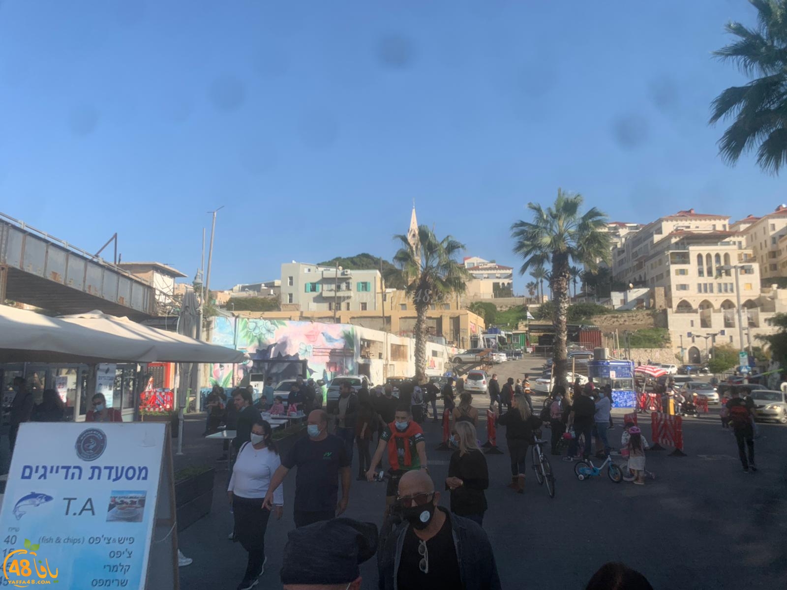 قبل يوم من الاغلاق الشامل - مدينة يافا تكتظ بالنزلاء 