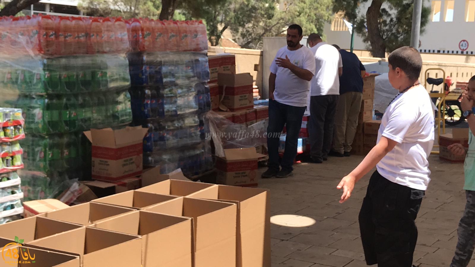 فيديو: جمعية يافا تستعد لتوزيع مئات الطرود الغذائية بعد صلاة العصر في ساحة مسجد الجبلية