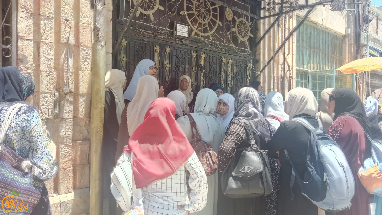   صور: وفد نسائي من قرية المقيبلة شمال البلاد في زيارة لمدينة يافا ومقدساتها