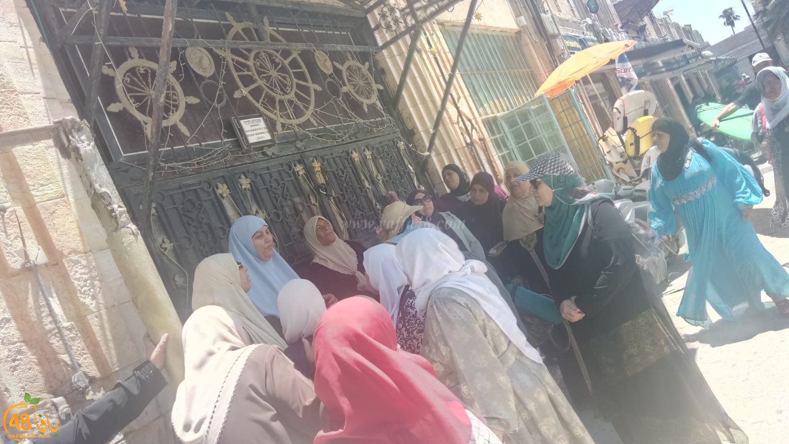   صور: وفد نسائي من قرية المقيبلة شمال البلاد في زيارة لمدينة يافا ومقدساتها