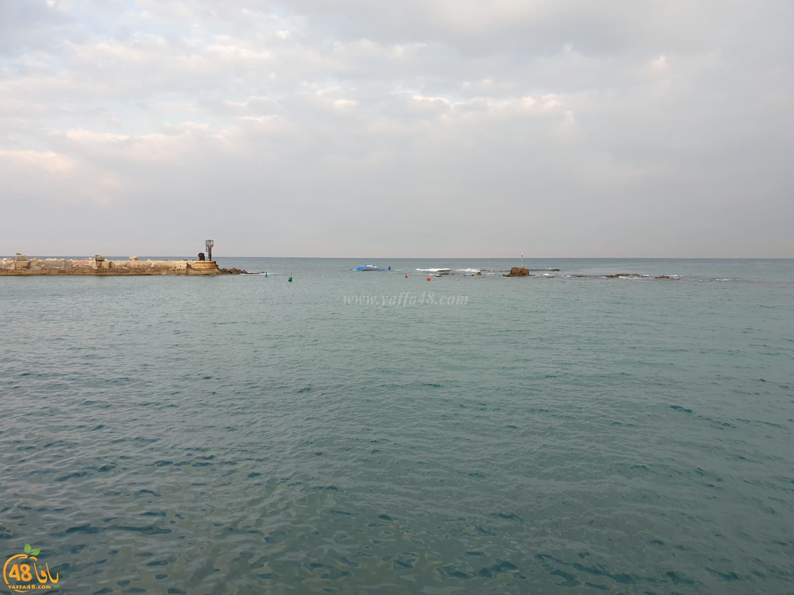  فيديو: المركب ما زال عالقاً في الصخور بمدخل ميناء يافا ومحاولات مستمرة لسحبه
