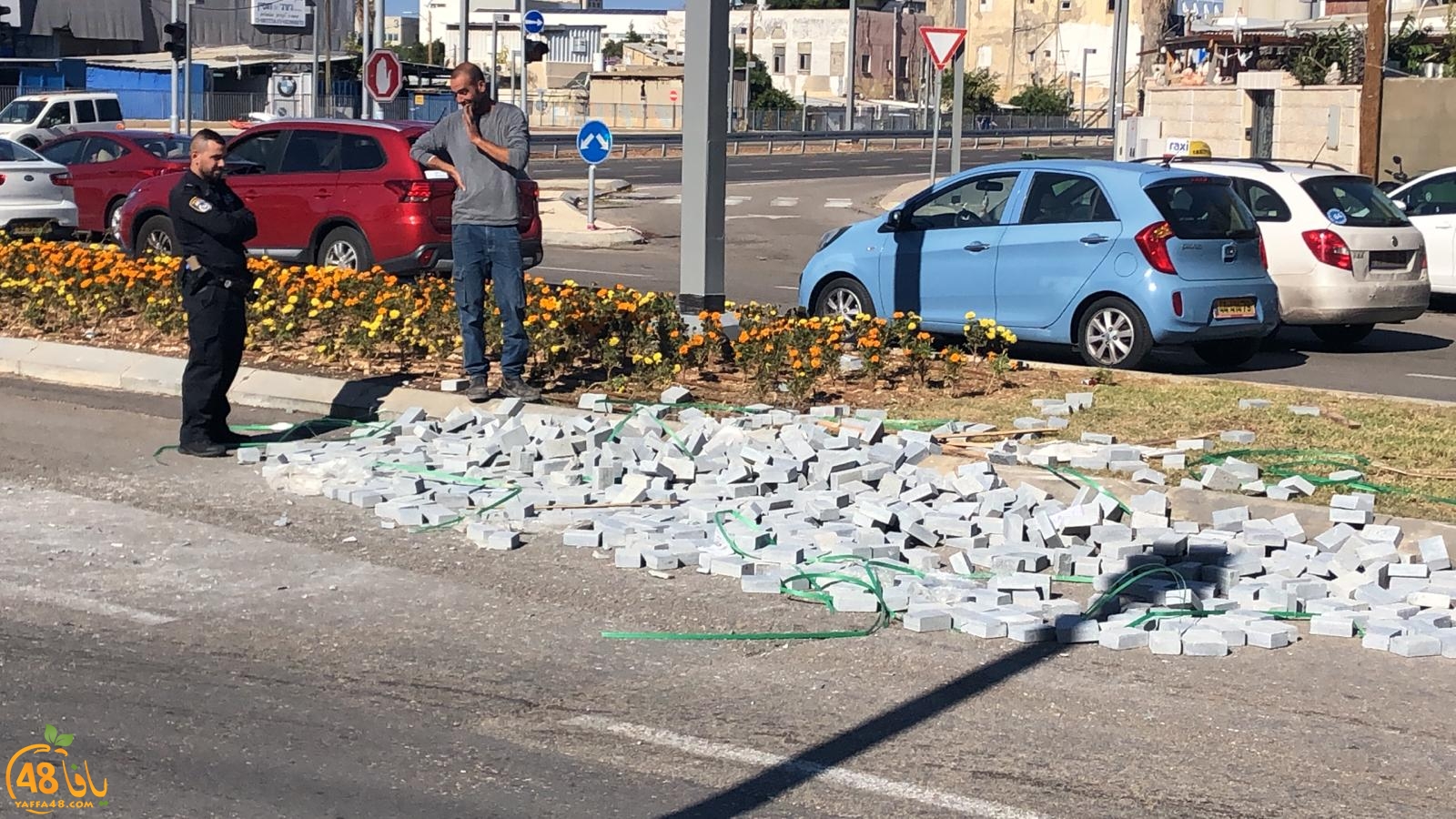 فيديو: اغلاق مقطع من شارع نيس لوجييم بيافا اثر سقوط حجارة من شاحنة 