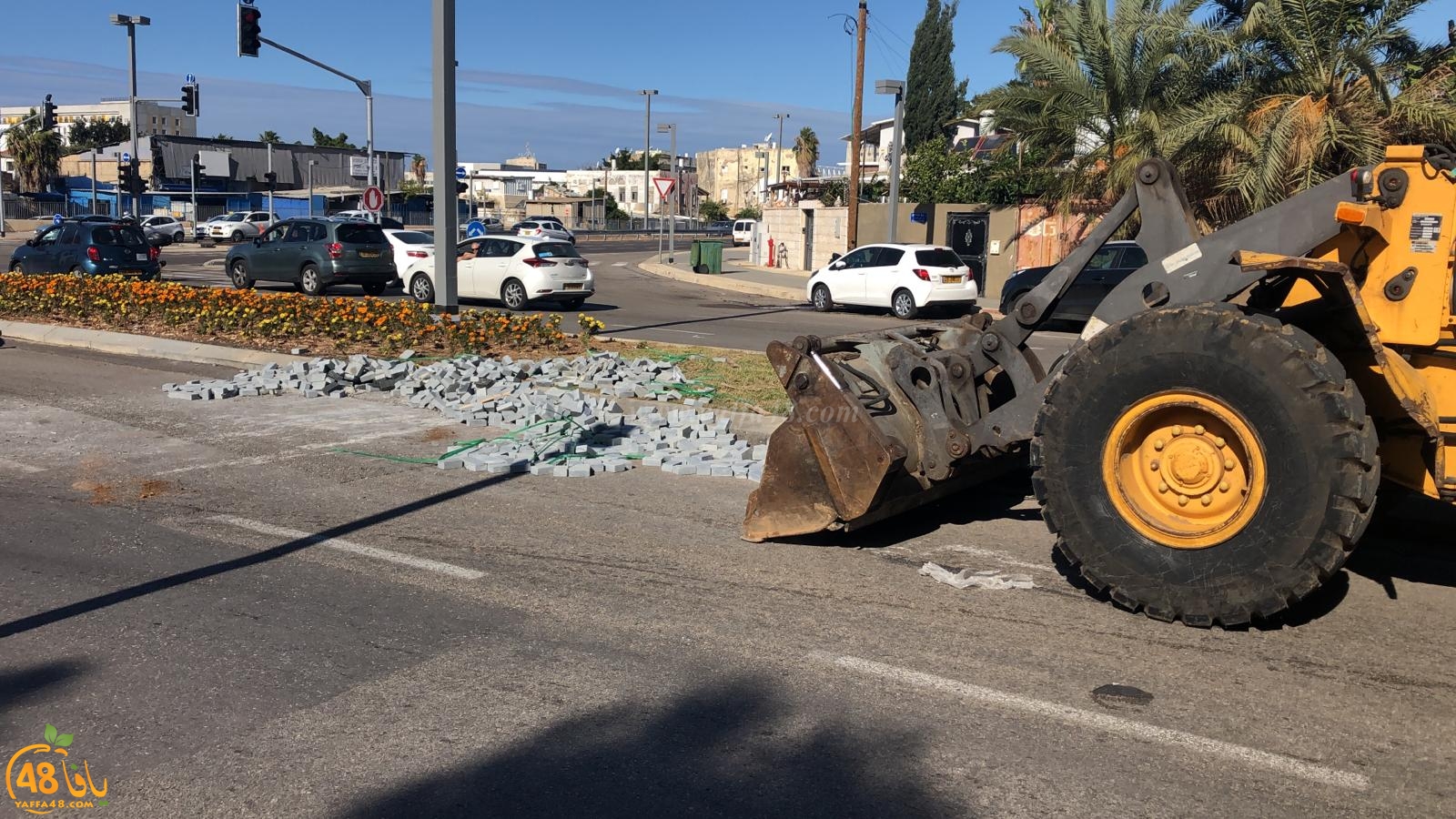 فيديو: اغلاق مقطع من شارع نيس لوجييم بيافا اثر سقوط حجارة من شاحنة 
