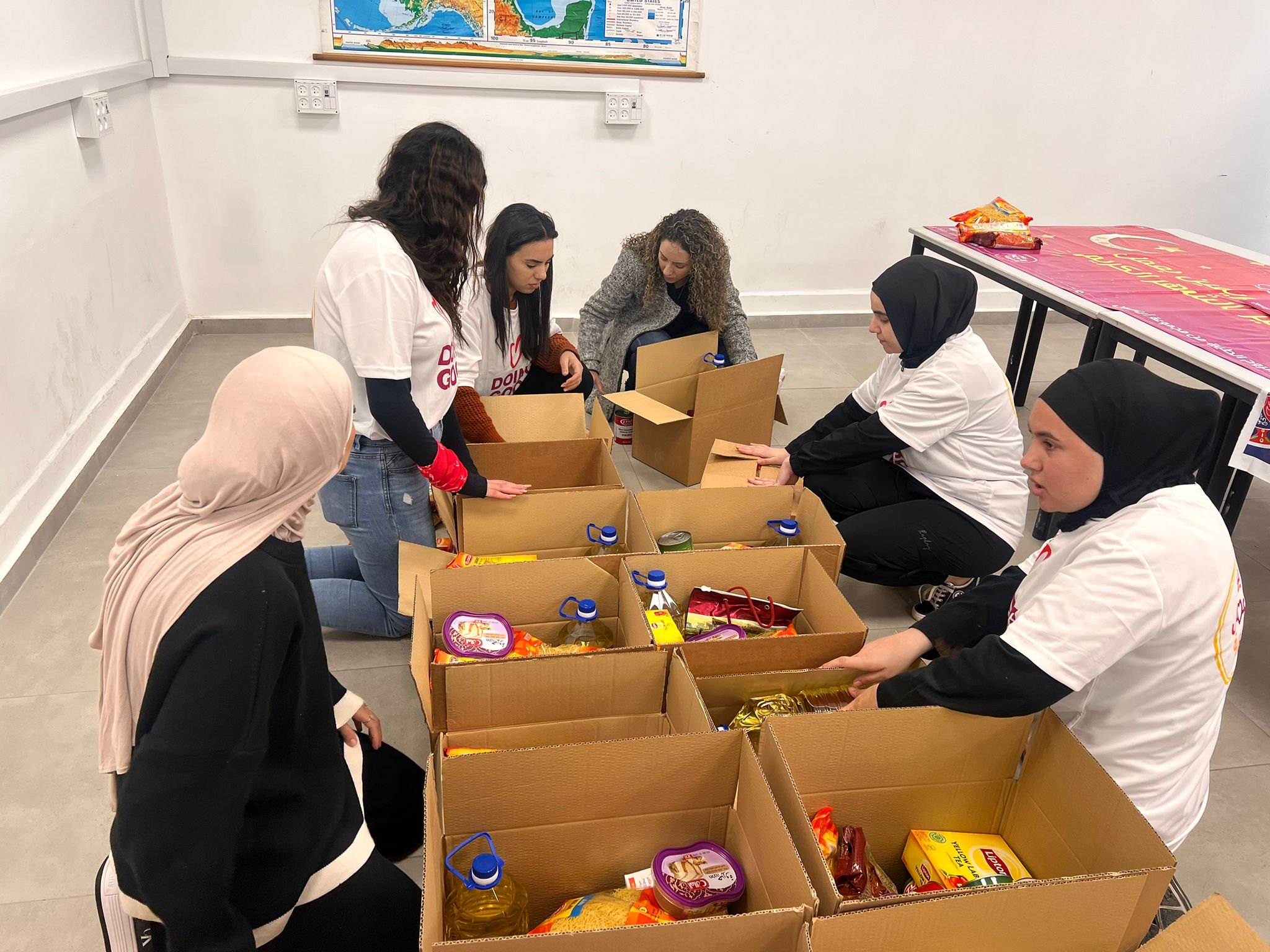  يافا: طلاب المدرسة التكنولوجية العربية في مهمة لتحضير الطرود الغذائية