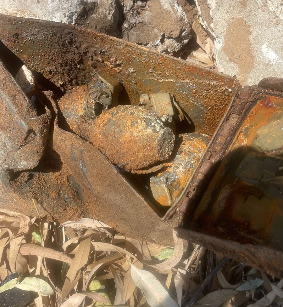 العثور على 5 قنابل يدوية مدفونة داخل مقبرة في مدينة اللد