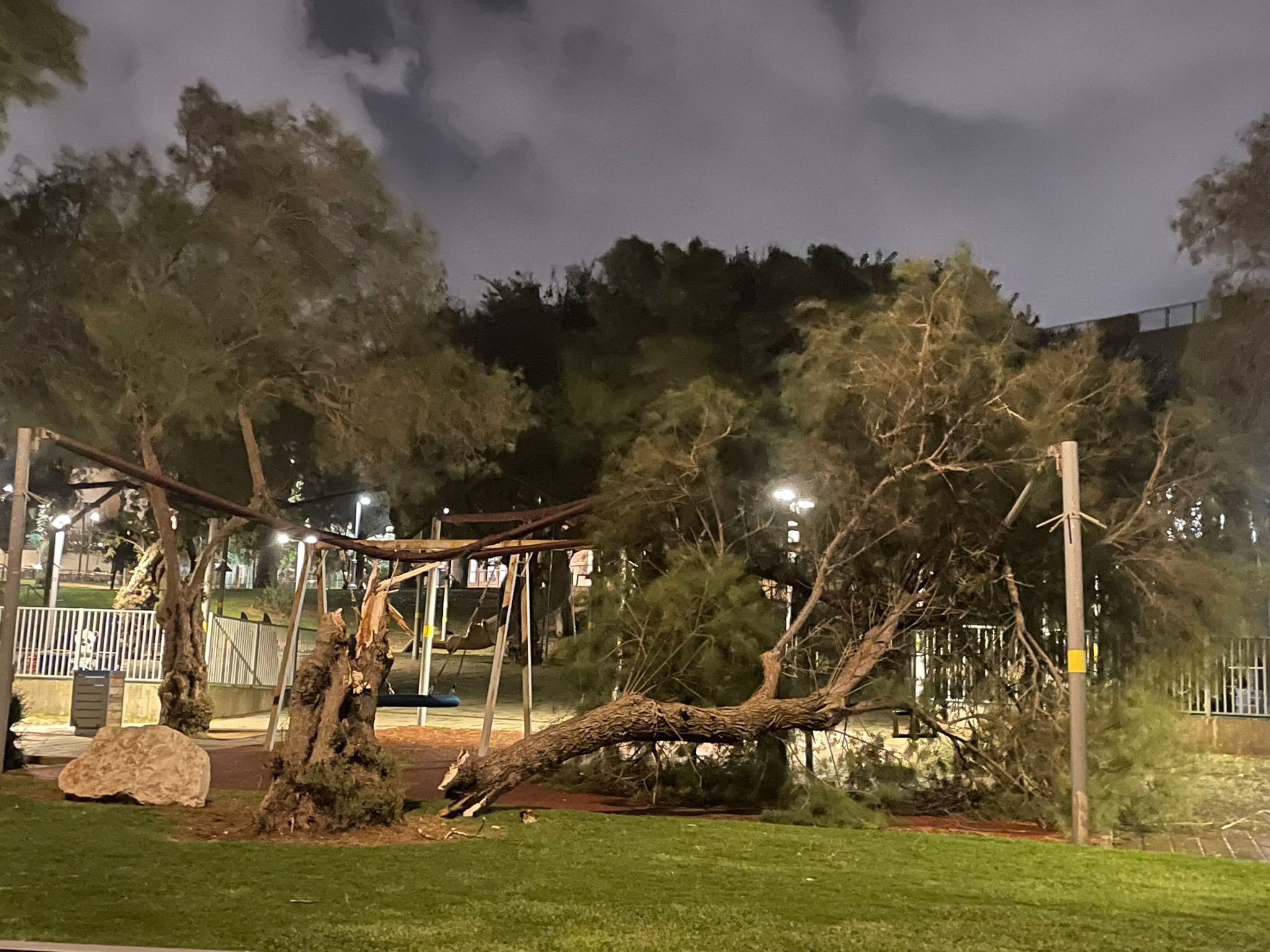 الأرصاد: الليلة تشهد ذروة المنخفض الجوي والأمطار ستعم البلاد وأضرار في البنى التحية في يافا 