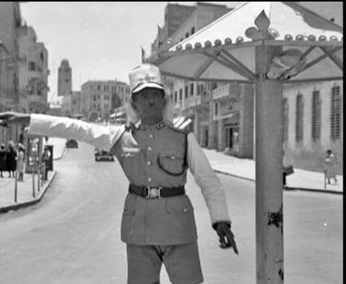 حكاية صورة لشرطي فلسطيني يُنظم حركة المرور في شارع يافا بالقدس عام 1934