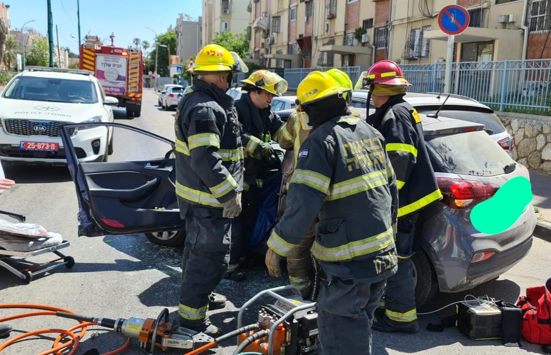 اللد: تخليص عالقين داخل مركبة اثر حادث طرق 