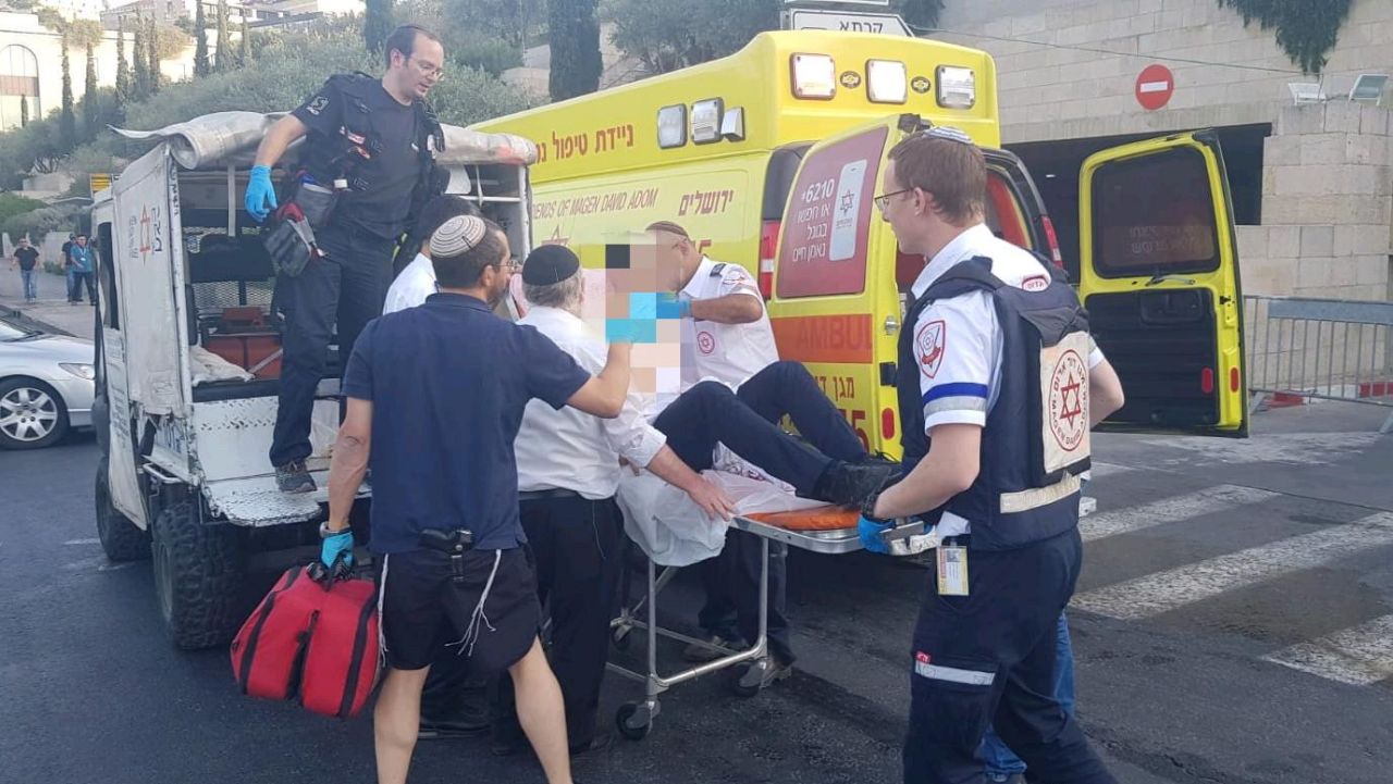 طعن شخصين في القدس وإطلاق النار على المنفذ  