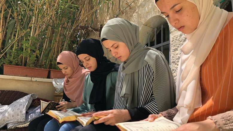 التوائم الأربعة.. من خطر الإجهاض إلى حفظ القرآن والتفوق بالتوجيهي