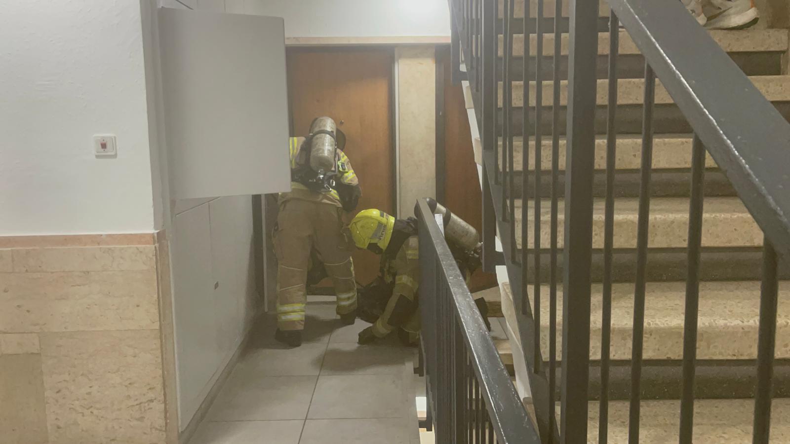 يافا:4 حالات اختناق في حريق لشقة سكنية بحي النزهة 