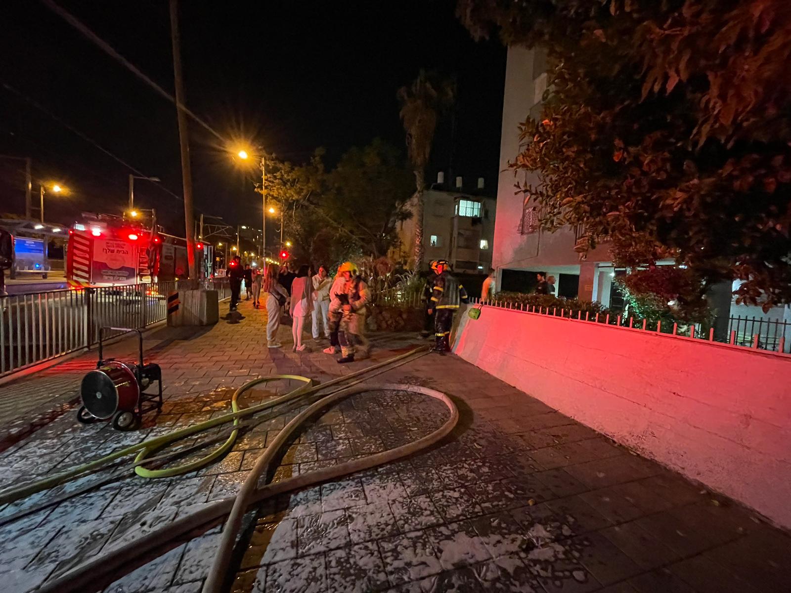يافا:4 حالات اختناق في حريق لشقة سكنية بحي النزهة 