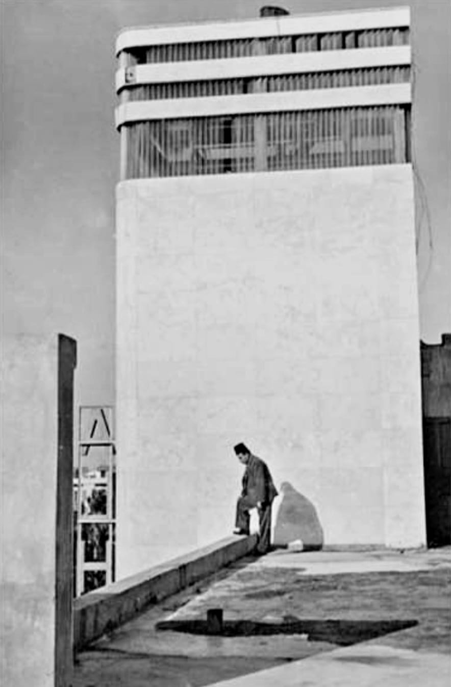  يافا: صورة نادرة لعامل يتفقد سطح مبنى سينما الحمرا عام 1945