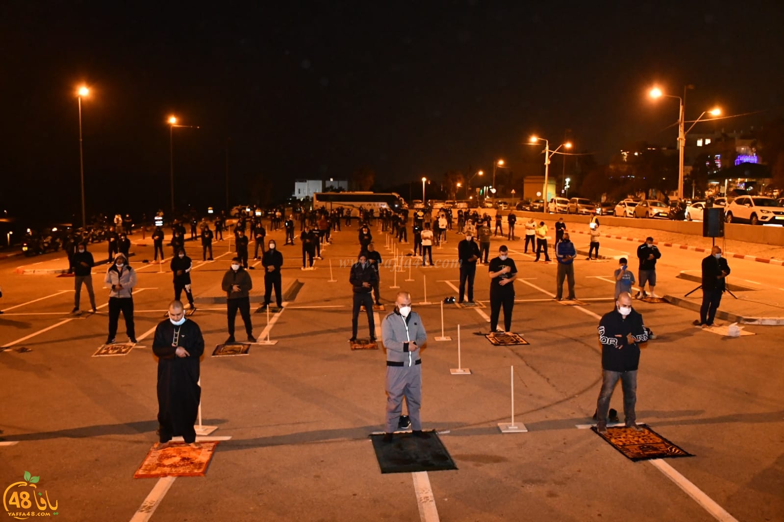 فيديو: شعائر صلاة العشاء والتراويح لأول أيام شهر رمضان من العراء بيافا