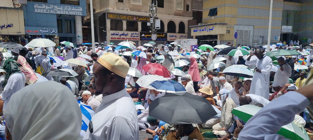 صور | حجاج يافا يؤدون صلاة الجمعة في المسجد الحرام