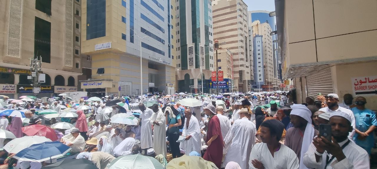 صور | حجاج يافا يؤدون صلاة الجمعة في المسجد الحرام