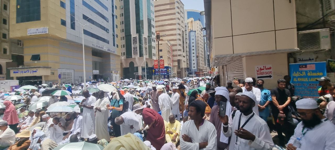 صور | حجاج يافا يؤدون صلاة الجمعة في المسجد الحرام