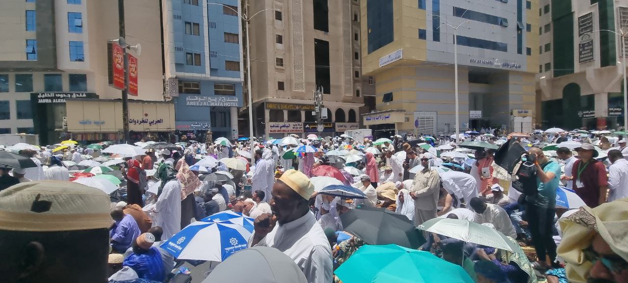 صور | حجاج يافا يؤدون صلاة الجمعة في المسجد الحرام