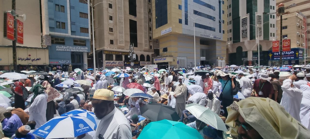 صور | حجاج يافا يؤدون صلاة الجمعة في المسجد الحرام