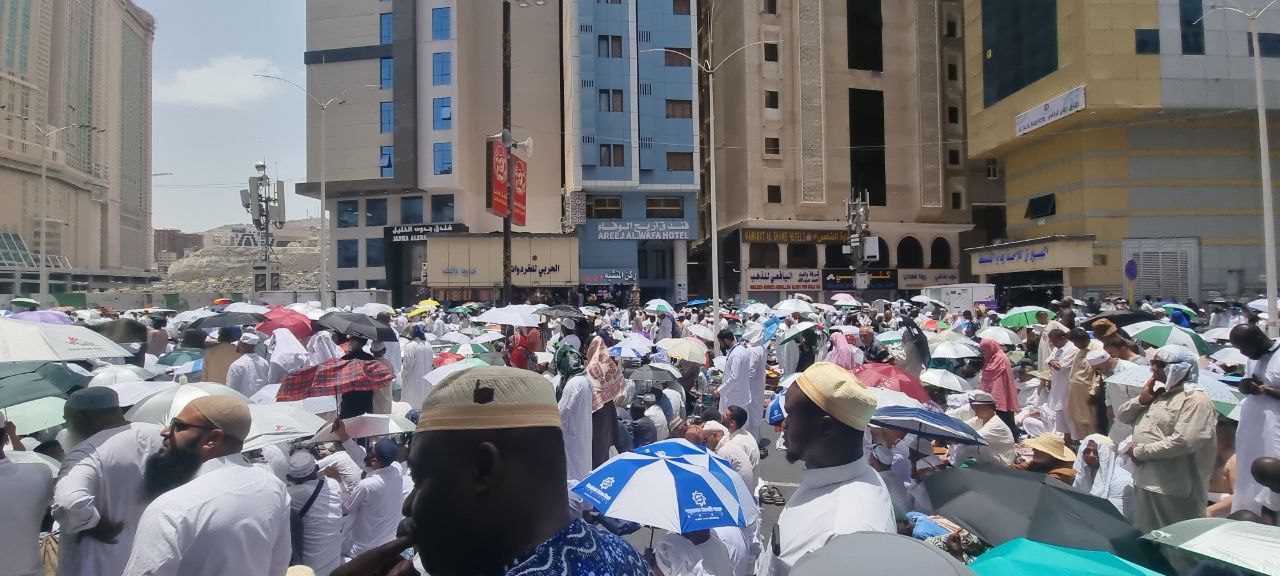 صور | حجاج يافا يؤدون صلاة الجمعة في المسجد الحرام