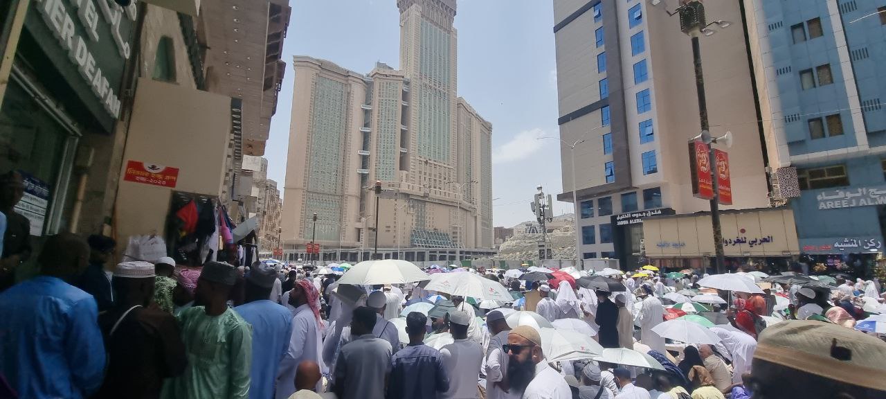 صور | حجاج يافا يؤدون صلاة الجمعة في المسجد الحرام