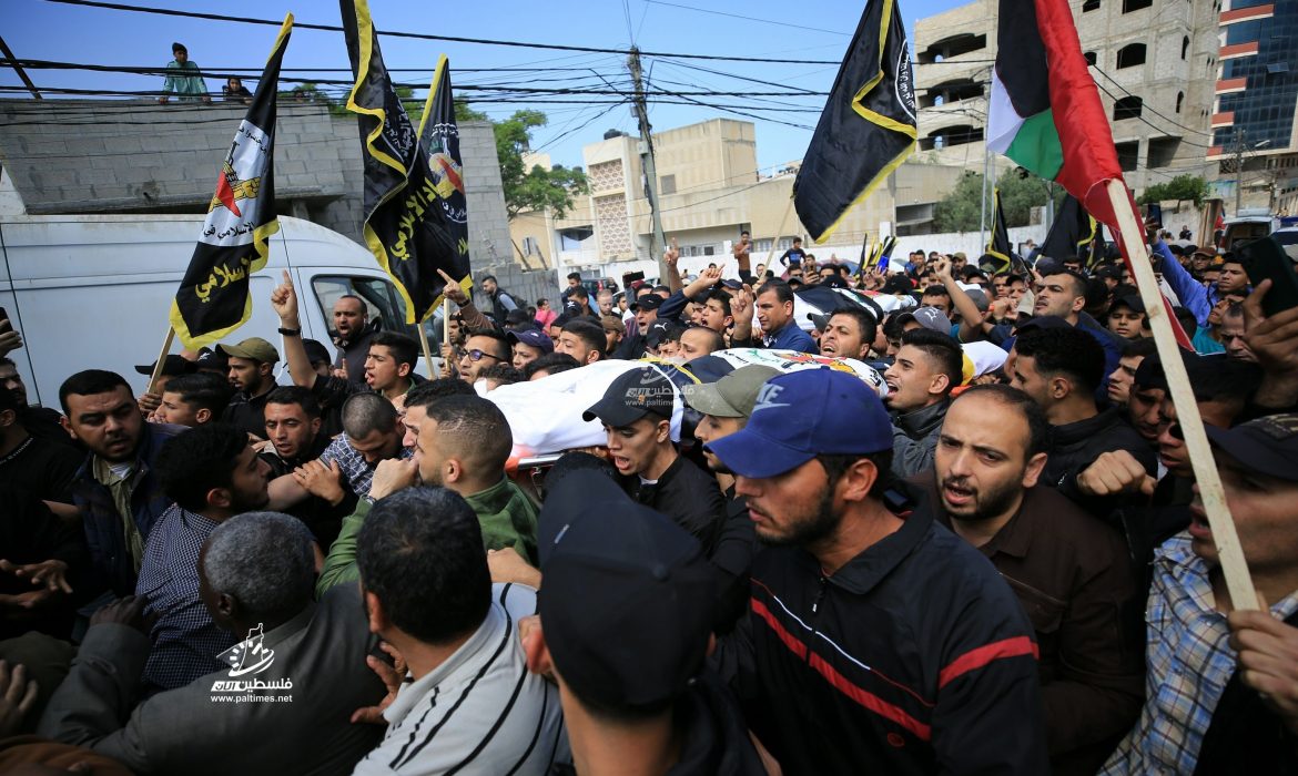 مصادر فلسطينية: الآلاف يشيعون جثامين شهداء غزة الـ13 