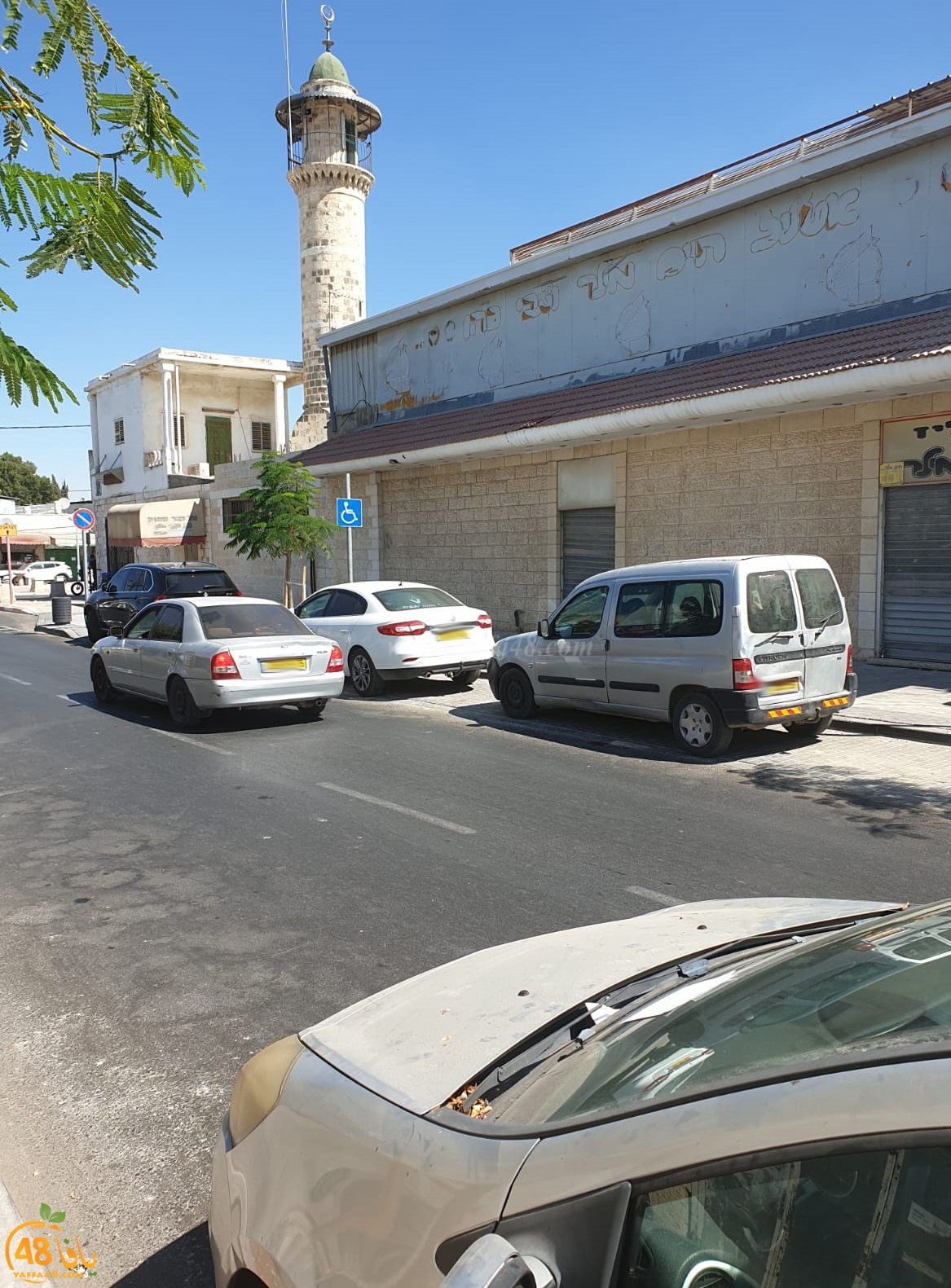  بالصور: بلدية اللد تحرر مخالفات سير للمصلين في مسجد دهمش
