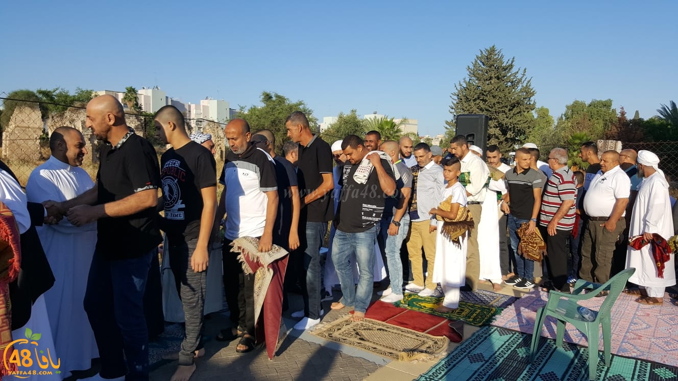 بالفيديو: جموع غفيرة يؤدون صلاة العيد في ساحة الجامع الأبيض بالرملة 