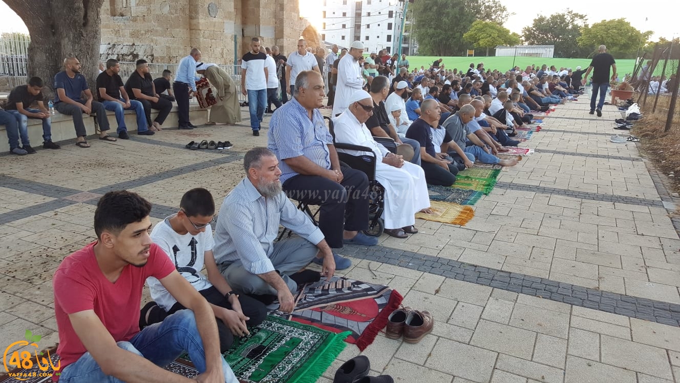 بالفيديو: جموع غفيرة يؤدون صلاة العيد في ساحة الجامع الأبيض بالرملة 