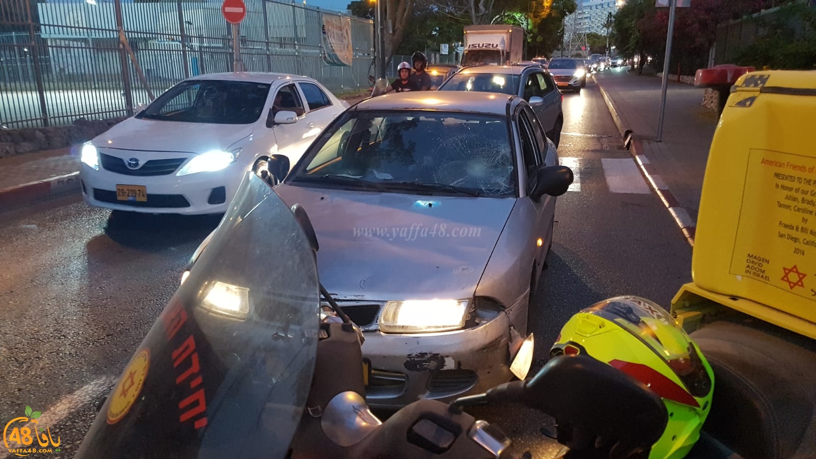 فيديو: اصابة خطرة لراكب دراجة هوائية بحادث دهس في مدينة يافا 