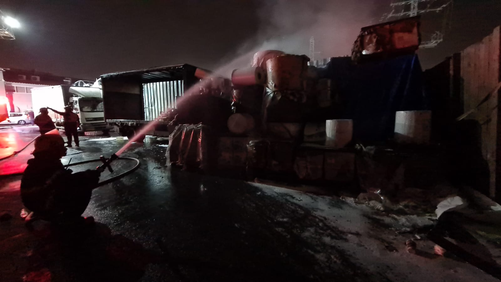  فيديو: حريق ضخم داخل مصف للسيارات في المنطقة الصناعية بمدينة اللد