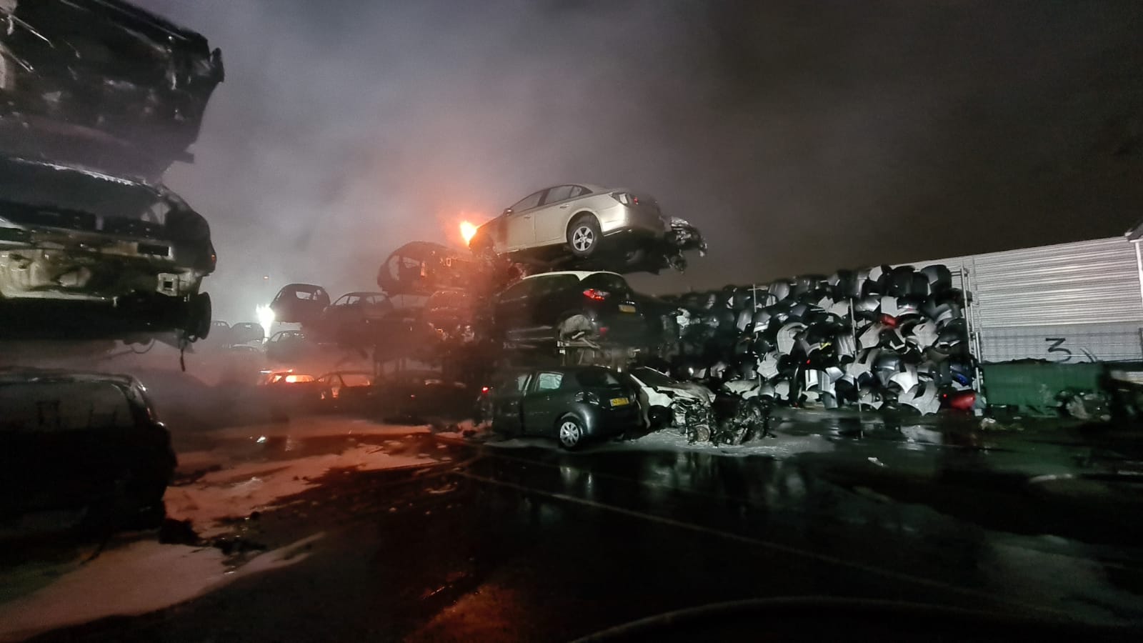  فيديو: حريق ضخم داخل مصف للسيارات في المنطقة الصناعية بمدينة اللد