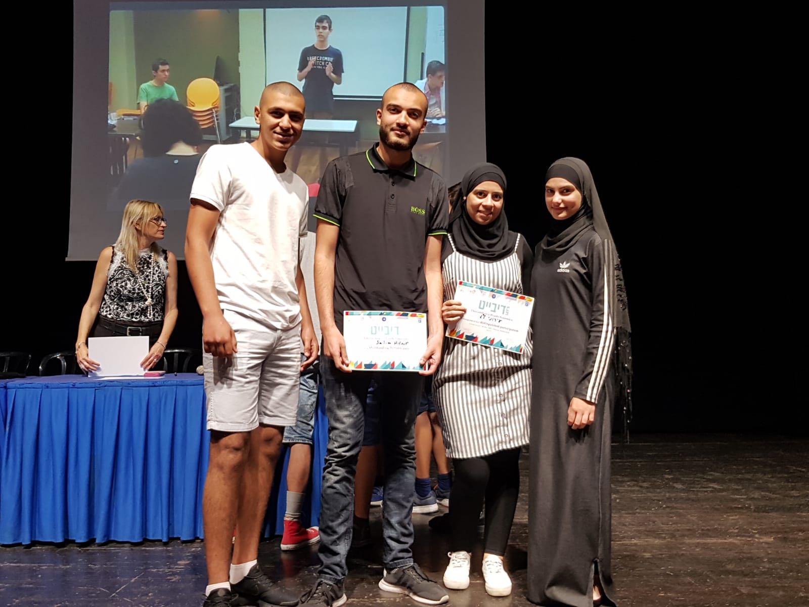 طلاب مدرسة يافا المستقبل يصلون إلى المراحل النهائية في مسابقة فن المناظرة باللغة الإنجليزية