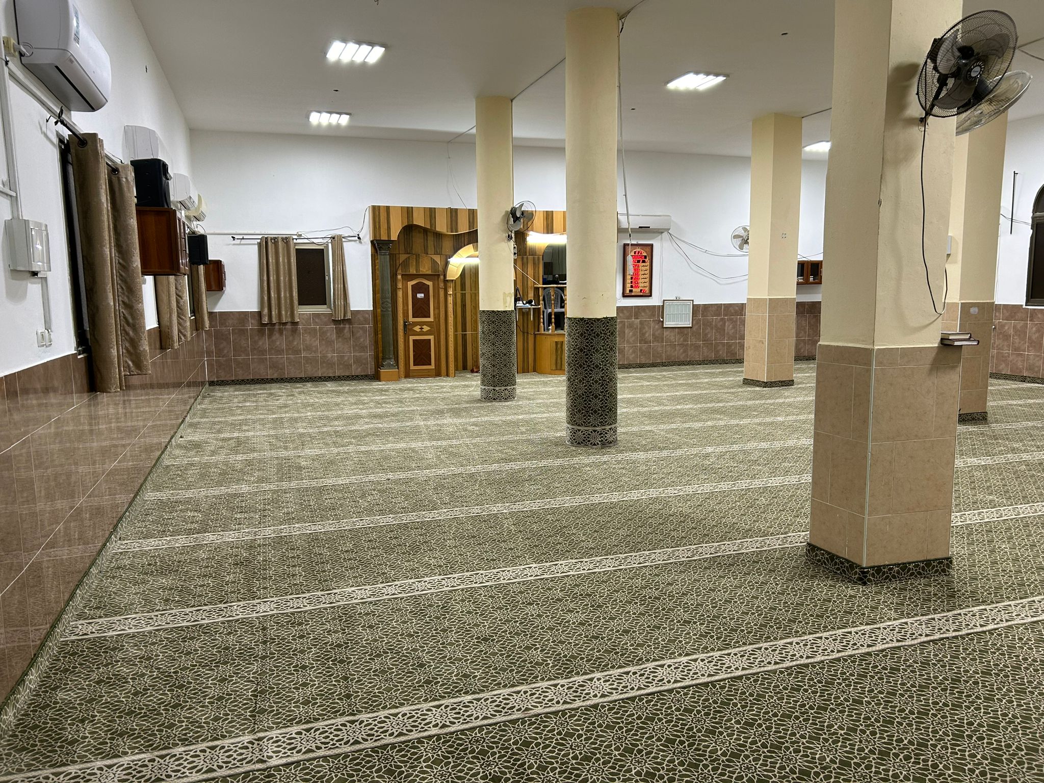 فرش مسجد الزبيدات في غور الاردن بالسجّاد الجديد