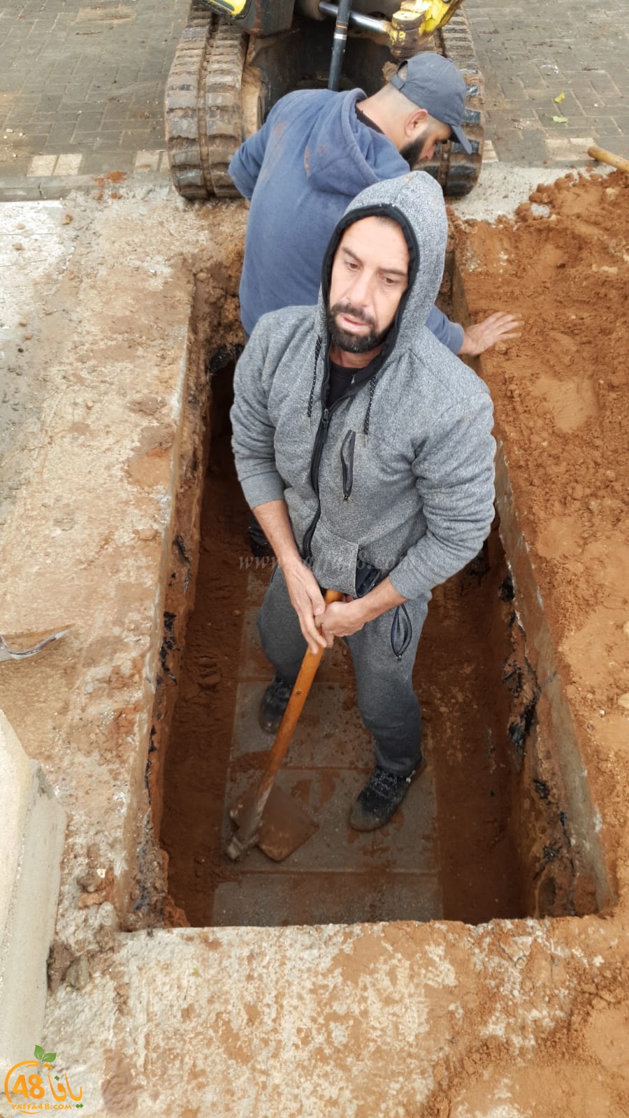  بالفيديو: لجنة اكرام الميت تبدأ بدفن الموتى في المسطحات بمقبرة طاسو