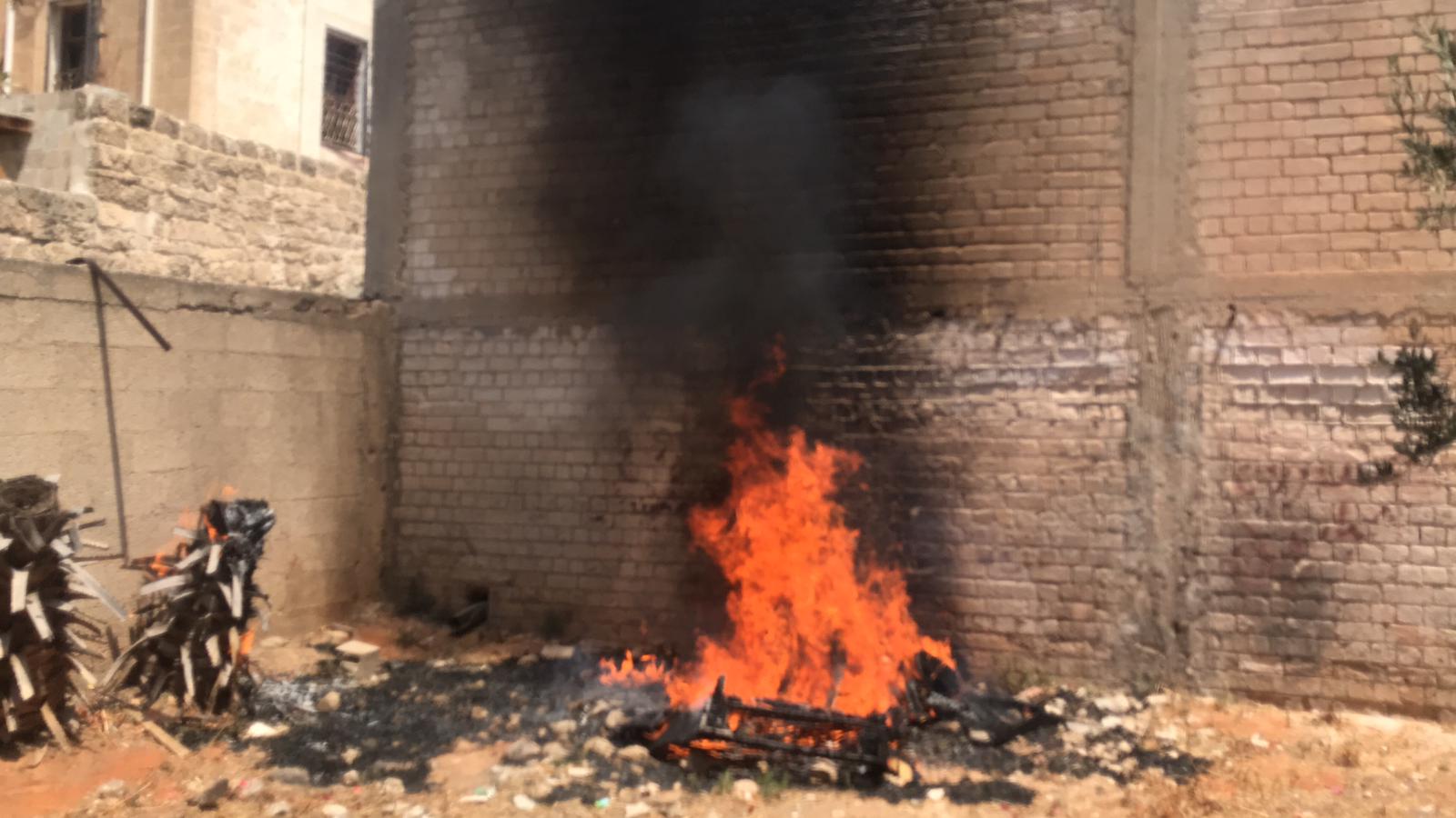 فيديو: طواقم الاطفائية تُخمد حريقاً في شارع هخروب بيافا 