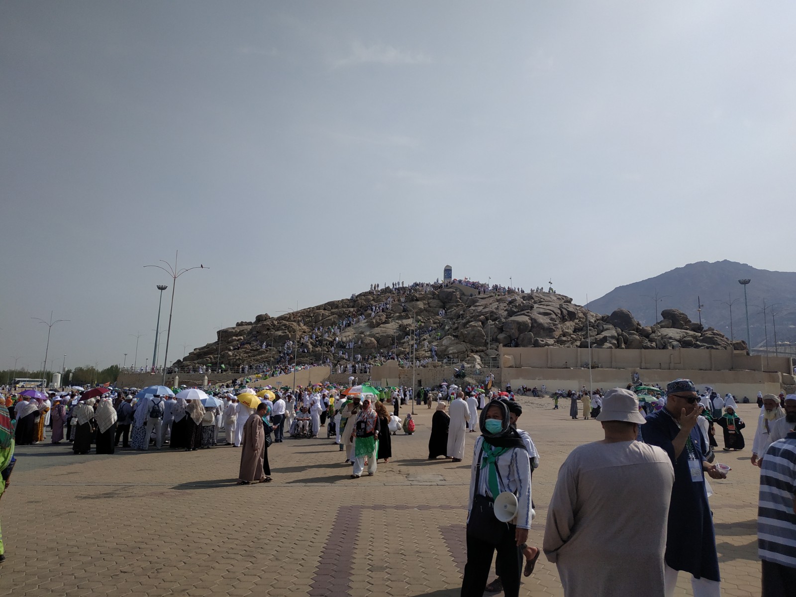 بالصور: حجاج اللد والرملة البرّ يزورون الاماكن المقدسّة في مكة المكرمة