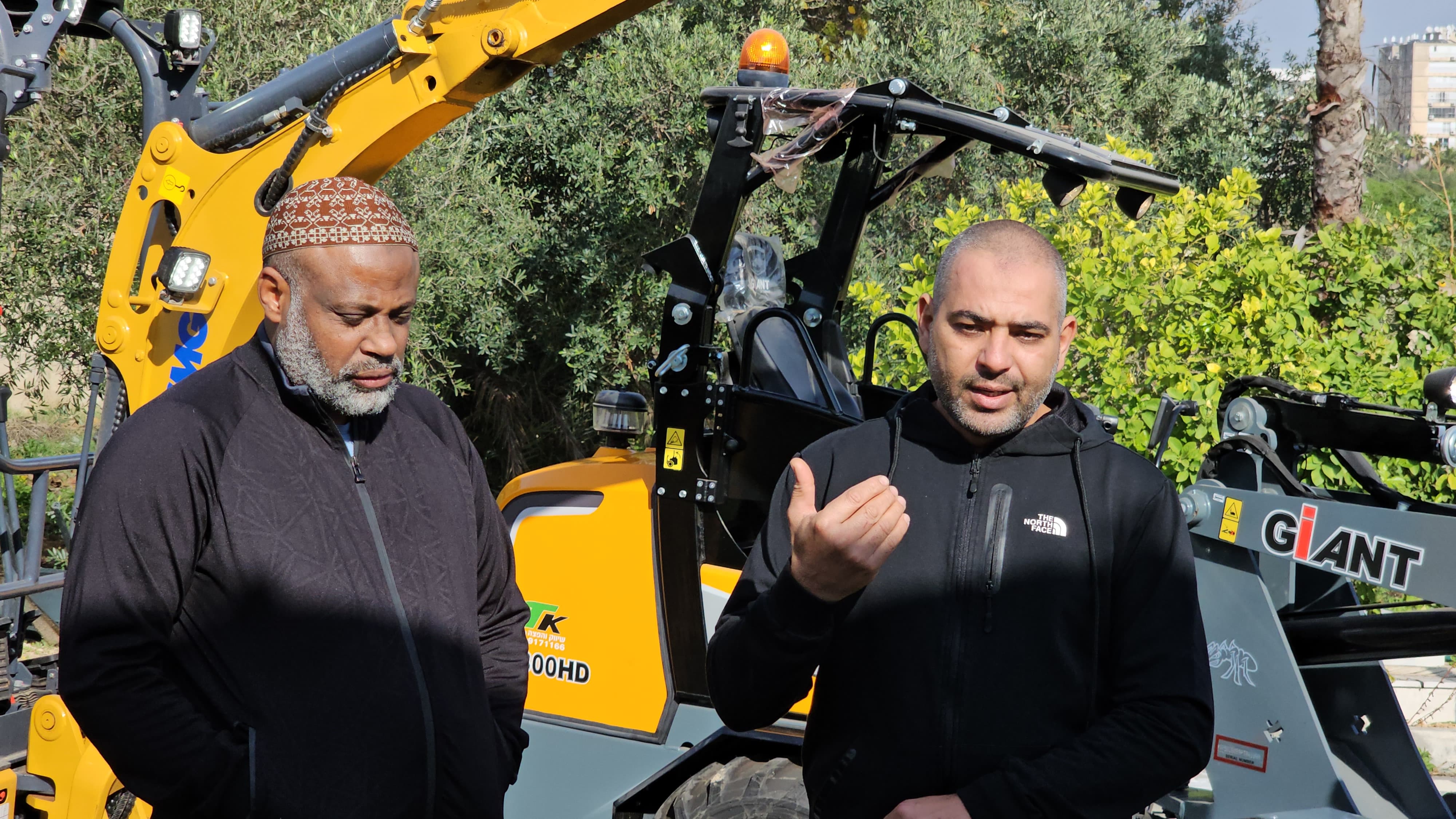يافا: استلام معدات ثقيلة للمساهمة في تسهيل عملية حفر القبور في طاسو