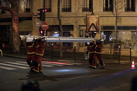 باريس: 10 قتلى و37 جريحا على الأقل في حريق بمبنى سكني يرجح أنه متعمد.