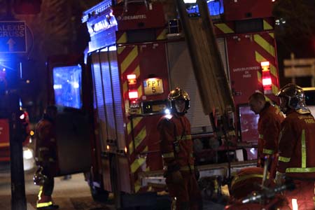 باريس: 10 قتلى و37 جريحا على الأقل في حريق بمبنى سكني يرجح أنه متعمد.